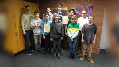 Schulleiter Markus Höß (li.) und der Leiter des Wahlkurses Schach Rupert Prediger (2. v. re.) freuen sich mit den erfolgreichen Schachstrategen ihrer Schule. (Foto: Gymnasium Dorfen)