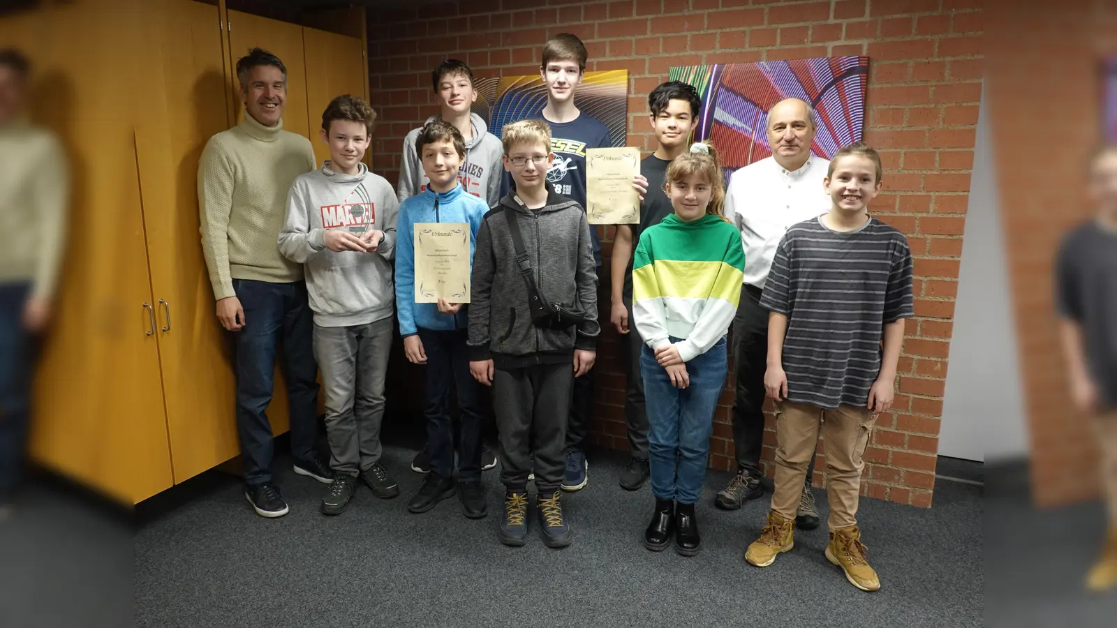 Schulleiter Markus Höß (li.) und der Leiter des Wahlkurses Schach Rupert Prediger (2. v. re.) freuen sich mit den erfolgreichen Schachstrategen ihrer Schule. (Foto: Gymnasium Dorfen)