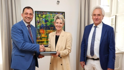 WLF-Geschäftsführer Mesut Mermer (v.li.), Maren Kreuzer, die Geschäftsführerin des Klinikums, und Landrat Helmut Petz sehen in der Kooperation viele Vorteile. (Foto: LRA Freising)