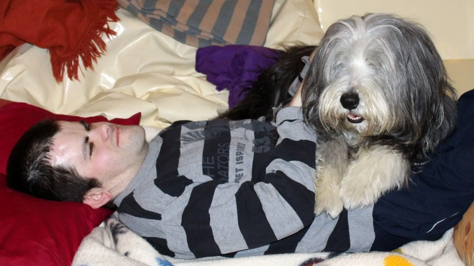 Kuscheln mit Bijou macht ruhig. (Foto: Lebenshilfe Freising)