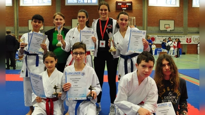 Erfolgreiche Karateka: Hannah Leopold, Jakob Butz, Leo Schleinkofer, Felix Abraham (vorn v. li.), Mehvan Al Hamad, Irmi Borgs, Aitana Bobbert, Isabella Bobbert, Nais Locoge (hinten v. li.)  (Foto: Pascal Locoge)