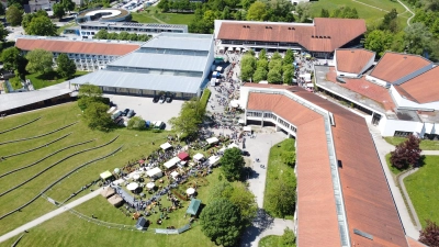 Strahlend blauer Himmel, viel Platz und Tausende Besucher auf dem Campus der TUM. (Foto: bro)