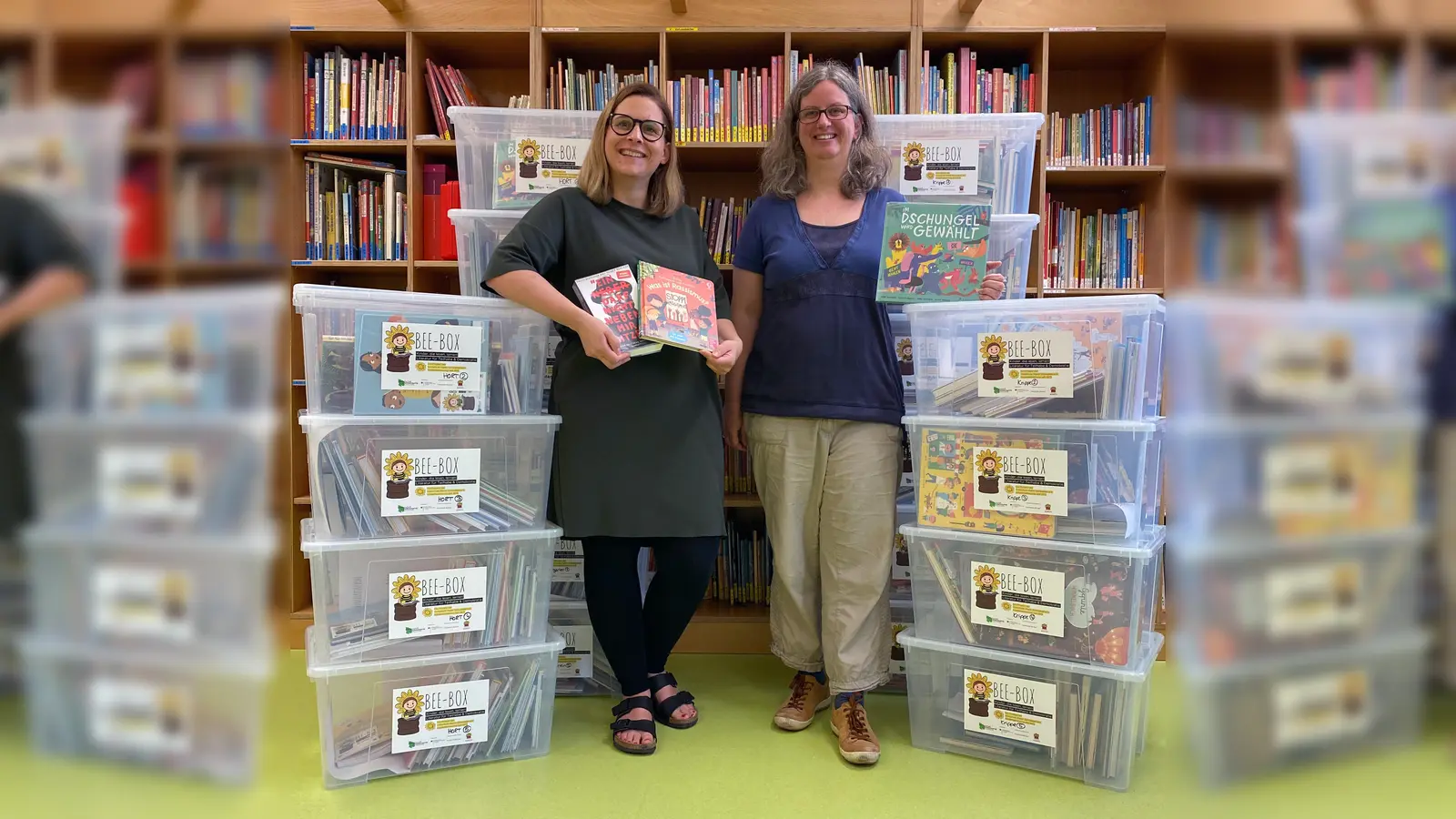 Julia Höfer (li.) und Carola Steiner haben das Projekt Bee-Box ins Leben gerufen. (Foto: Gemeinde Markt Schwaben)