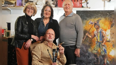 Renate Eßbaumer, Manuela Schieder und Vorstand Erich Peinelt (hinten v. li.) bei der Bildübergabe durch Harry S. (Foto: VSG)