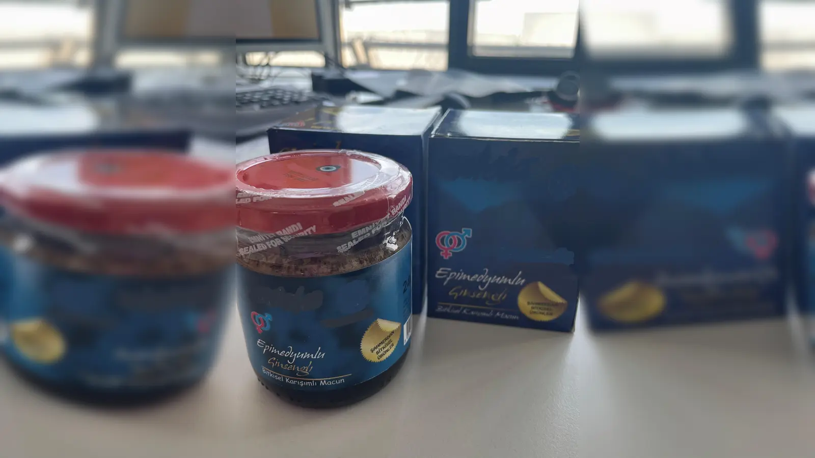 Bei Wonderful Honey handelt es sich um eine braune, honigartige Masse. (Foto: Zoll)