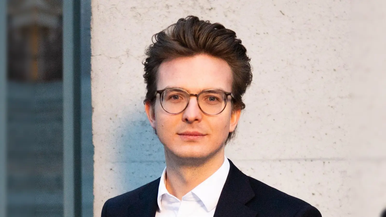 Leon Eckert, MdB und 3. Echinger Bürgermeister, will sich weiterhin für eine Sperrung der Durchfahrt für LKWs einsetzen.  (Foto: Kilian Vitt)