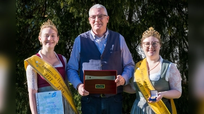 Einfach spitze: Bruno Willing erhielt die Auszeichnung aus den Händen von Honigkönigin Victoria und Honigprinzessin Linda. (Foto: Willing)