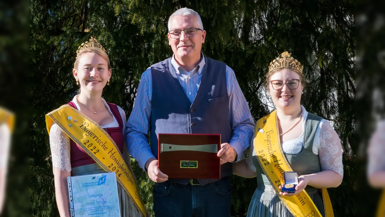 Einfach spitze: Bruno Willing erhielt die Auszeichnung aus den Händen von Honigkönigin Victoria und Honigprinzessin Linda. (Foto: Willing)