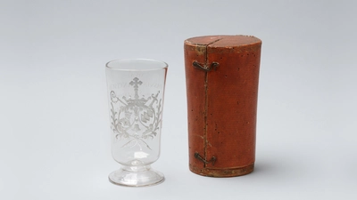 Das „unversehrte Glas“ aus dem Jubiläumsjahr 1724 steht für eine der besten unglaublichen Geschichten aus dem alten Freising. <br> (Foto: Stadtmuseum Freising/Mansmann)