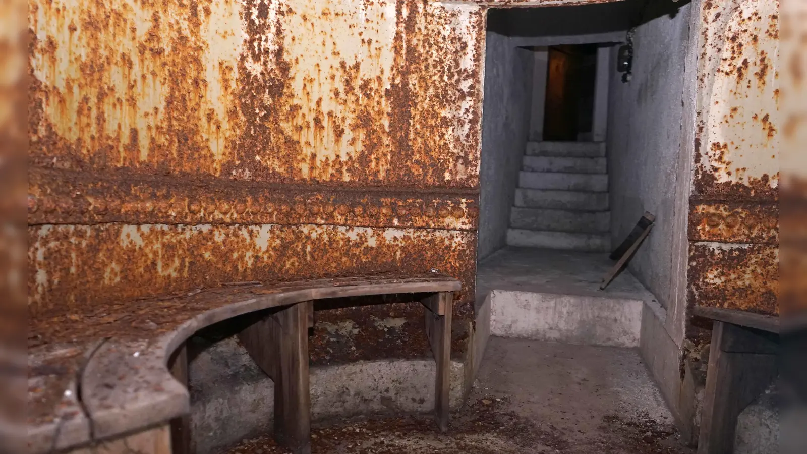 Blick in die Luftschutzanlage, die Ursula Stahl, Mutter des Kunstmalers, in den späten 30er Jahren errichten ließ. (Foto: Museum Franz Xaver Stahl)