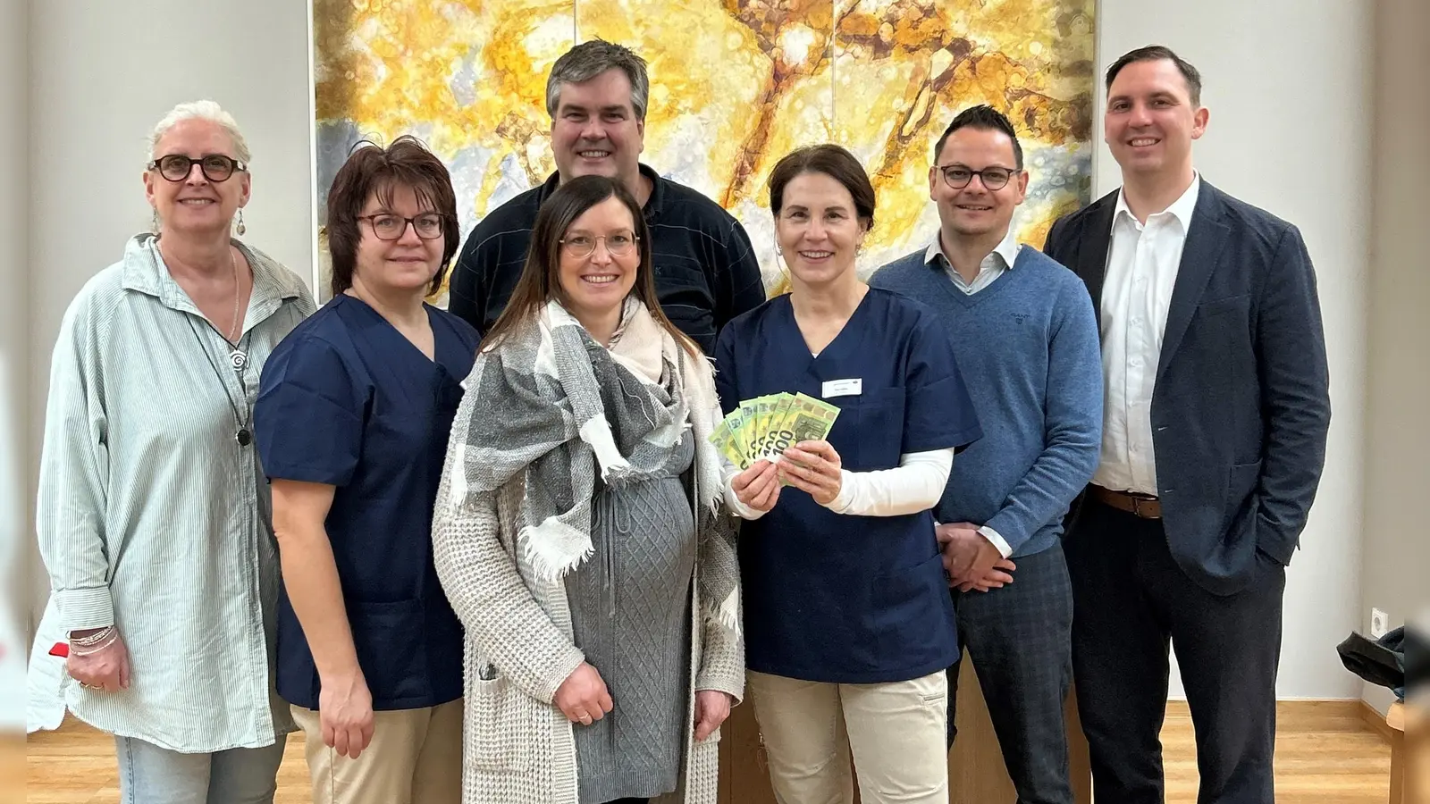 Über die 700-Euro-Spende durfte man sich im Sophienhospiz freuen. (Foto: Stadt Erding)