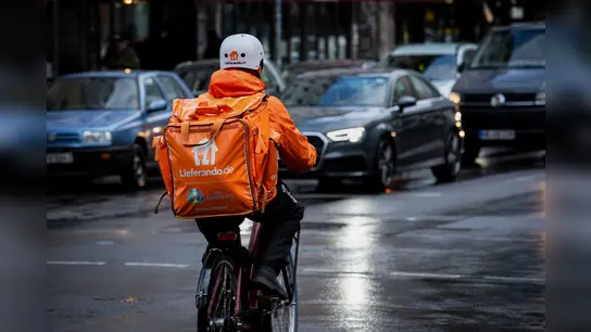 Bei Wind und Wetter unterwegs: Fahrrad-Kuriere bei Lieferando arbeiten zu niedrigen Löhnen und unter hoher Belastung, kritisiert die Gewerkschaft NGG. (Foto: NGG)