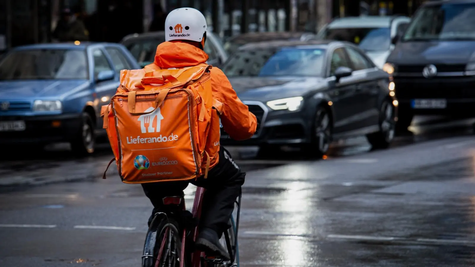 Bei Wind und Wetter unterwegs: Fahrrad-Kuriere bei Lieferando arbeiten zu niedrigen Löhnen und unter hoher Belastung, kritisiert die Gewerkschaft NGG. (Foto: NGG)