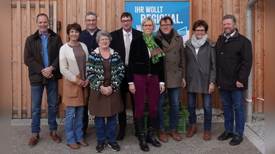 Vertreter des Landkreises rund um Landrat Martin Bayerstorfer (5.v.li.) und der Landwirtschaft kamen zum Saisonstart zum Austausch zusammen. (Foto: LRA)