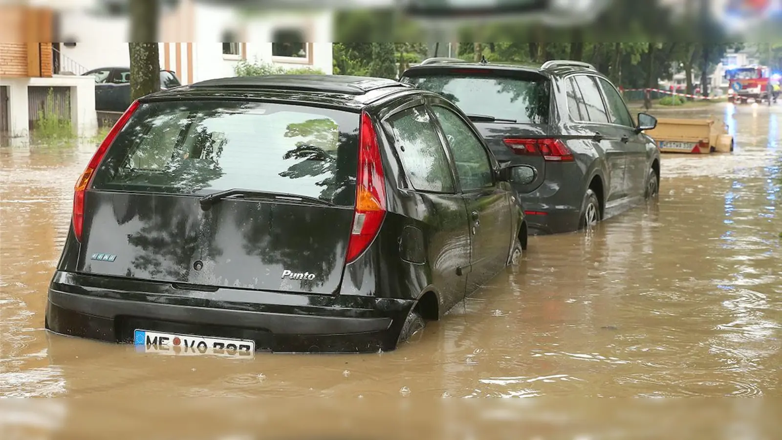 Für Hochwasser-Schäden an Autos kommt in der Regel die Teilkaskoversicherung auf. (Foto: dpa/David Young)