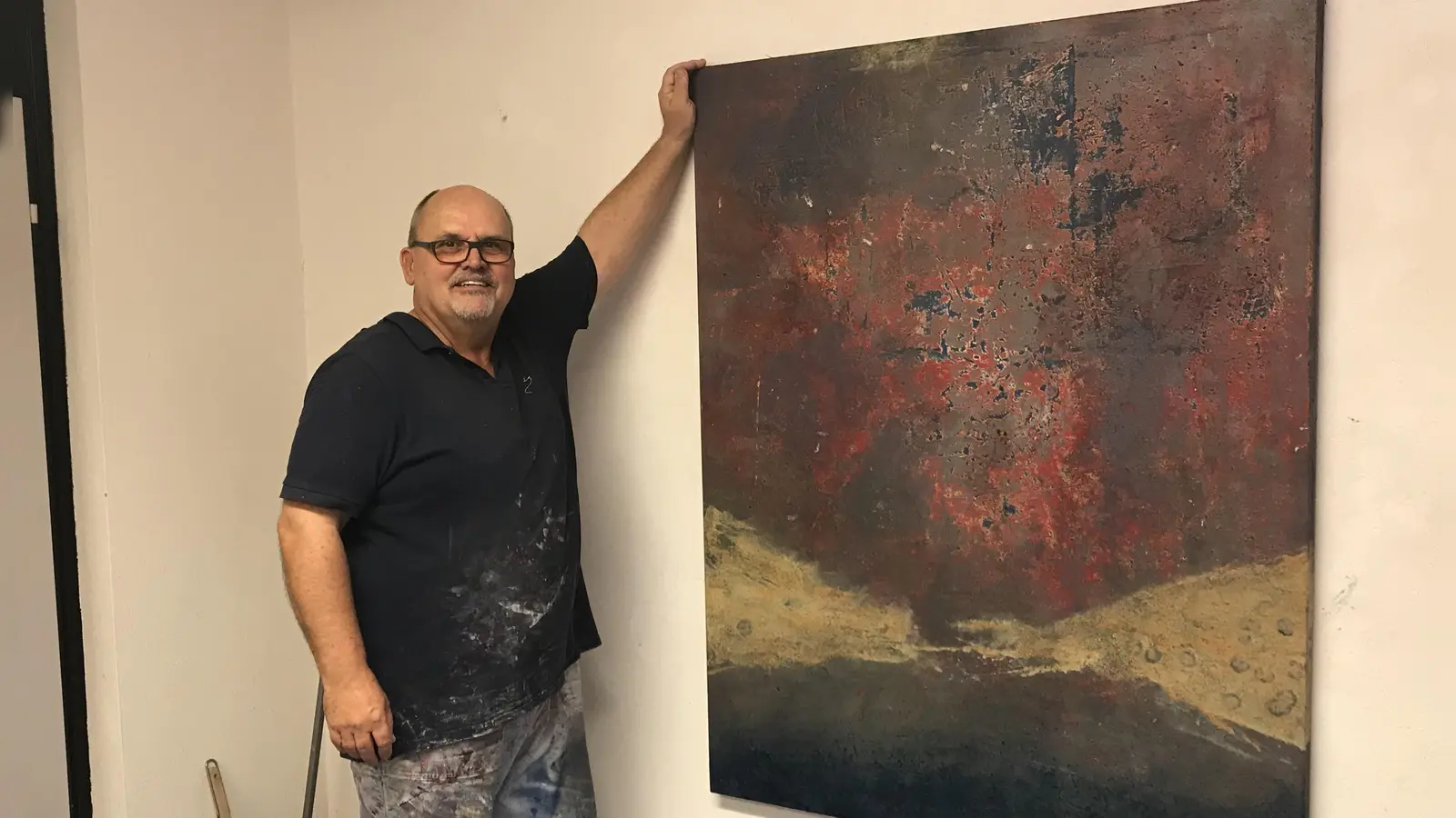 Volker Zacharias lädt ein zur Ausstellung "Neue Welten". (Foto: Zacharias)