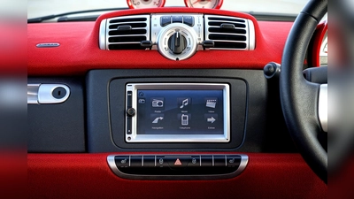 Die Hände bleiben am Steuer: Viele Autofahrer nutzen heute Sprachassistenten. (Foto: pixabay)