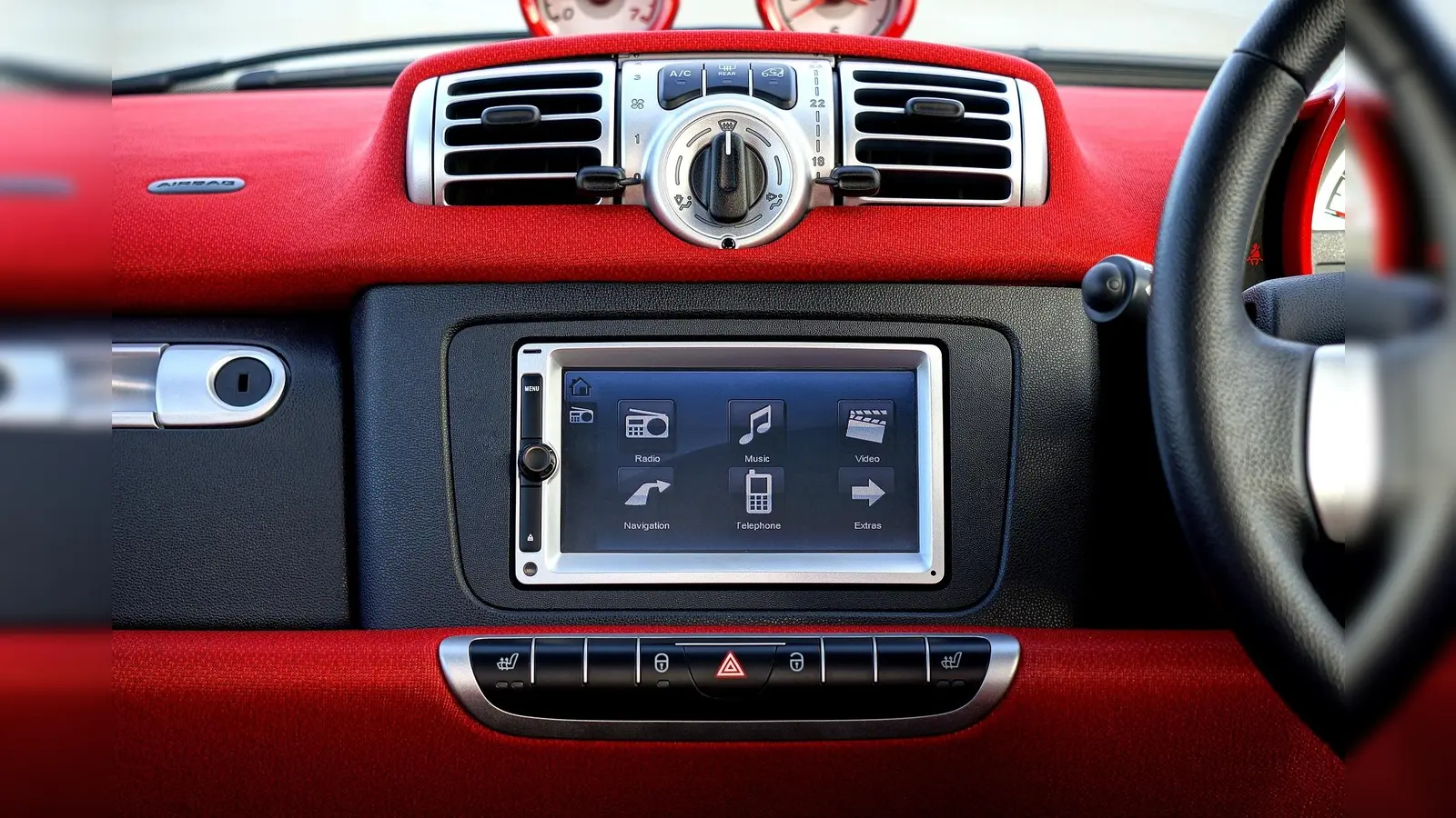 Die Hände bleiben am Steuer: Viele Autofahrer nutzen heute Sprachassistenten. (Foto: pixabay)