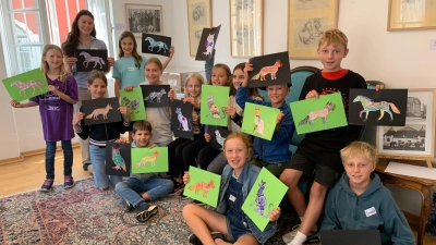 Bockhorner Ferienkinder mit ihren selbst geschaffenen Zentangle-Kunstwerken. Links hinten: Lisa, Auszubildende bei der Stadt Erding. (Foto: Museum Franz Xaver Stahl)