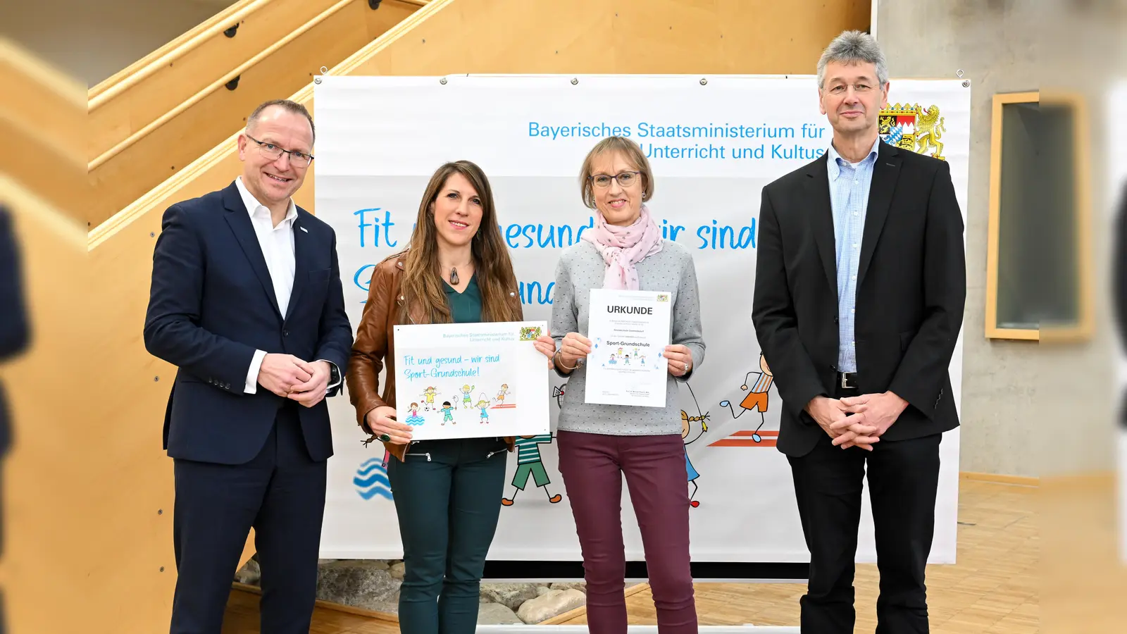 Auszeichnung für die Grundschule Gammelsdorf: Kultusminister Prof. Dr. Michael Piazolo (r.), BLSV-Präsident Jörg Ammon (l.) sowie die Schulvertreterinnen Brigitte Ascher und Verena Parchatka.<br> (Foto: Tobias Hase / stmuk)