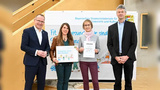 Auszeichnung für die Grundschule Gammelsdorf: Kultusminister Prof. Dr. Michael Piazolo (r.), BLSV-Präsident Jörg Ammon (l.) sowie die Schulvertreterinnen Brigitte Ascher und Verena Parchatka.<br> (Foto: Tobias Hase / stmuk)