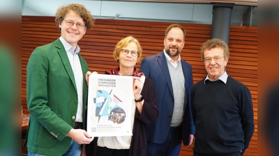 Große Vorfreude trotz Planänderung (v.l.) bei Musikschulleiter Odilo Zapf, Ursula Bongard, Musikschule Freising, OB Tobias Eschenbacher und Martin Keeser (Gründer/Dirigent des Symphonieorchesters). (Foto: Stadt Freising)