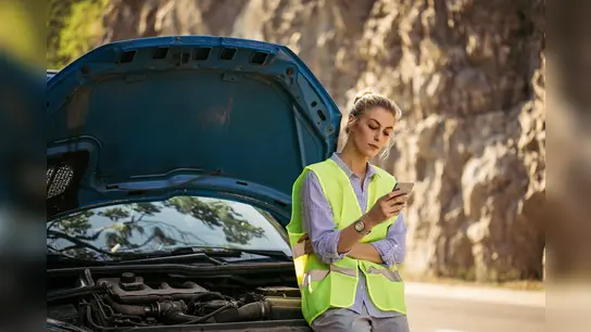 Beim Wechsel der Kfz-Versicherung sollte man auch die Zusatzleistungen berücksichtigen. Ein Beispiel ist die digitale Kundenkarte: Damit hat man seine Vertragsinfos stets zur Hand. (Foto: djd/Nürnberger Versicherung/Getty Images/South_agency)
