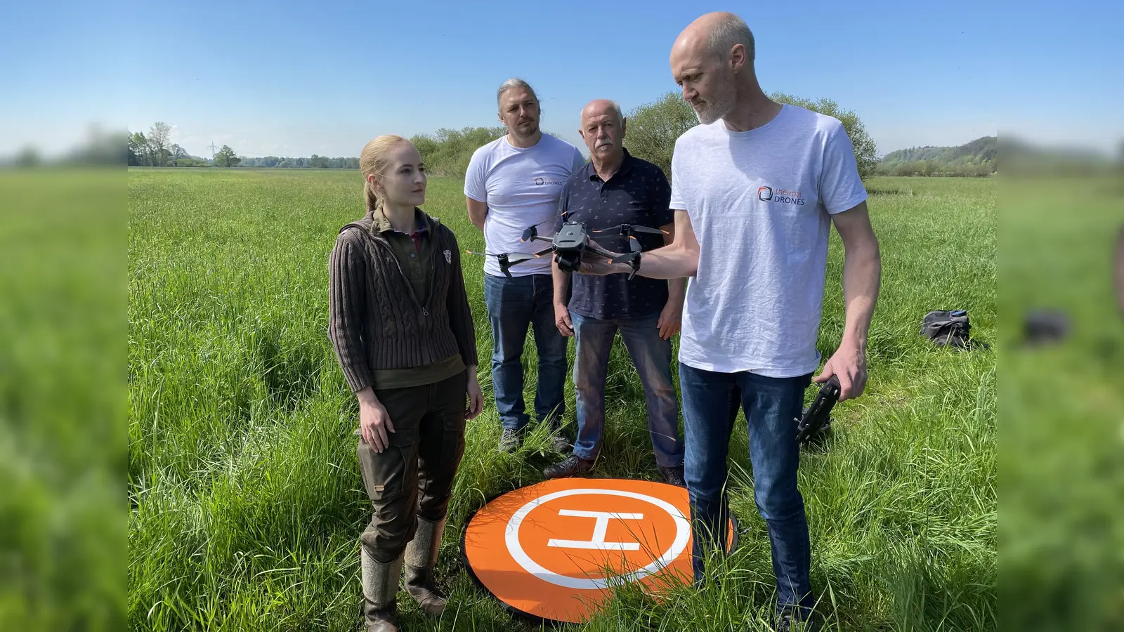 Martin Israel demonstriert die Arbeitsweise der Drohne in Kombination mit der KI-gestützten Software. (Foto: FW)