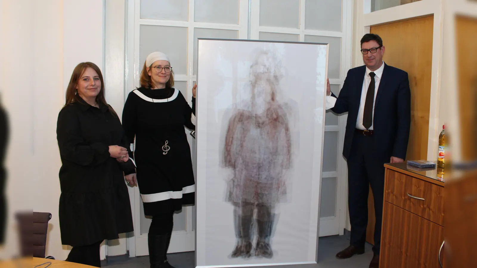Sandra Angermaier (links), Sabine Trettenbacher und Landrat Martin Bayerstorfer enthüllten am Weltfrauentag das „Bildnis der Landkreisfrau“ aus einem kürzlich durchgeführten Fotoprojekt. (Foto: Landratsamt Erding)