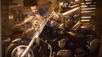 Mit Waschtüchern kann man das Motorrad zu Hause auf Hochglanz bringen.<br> (Foto: djd/screenix/Gorodenkoff - stock.adobe.com)