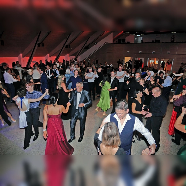 Begeisterte Tänzer beim Ball im vergangenen Jahr. Auch am 8. November spielt wieder die Heiner-Ohnheiser-Band für alle Tanzbegeisterte. (Foto: DaCapo)