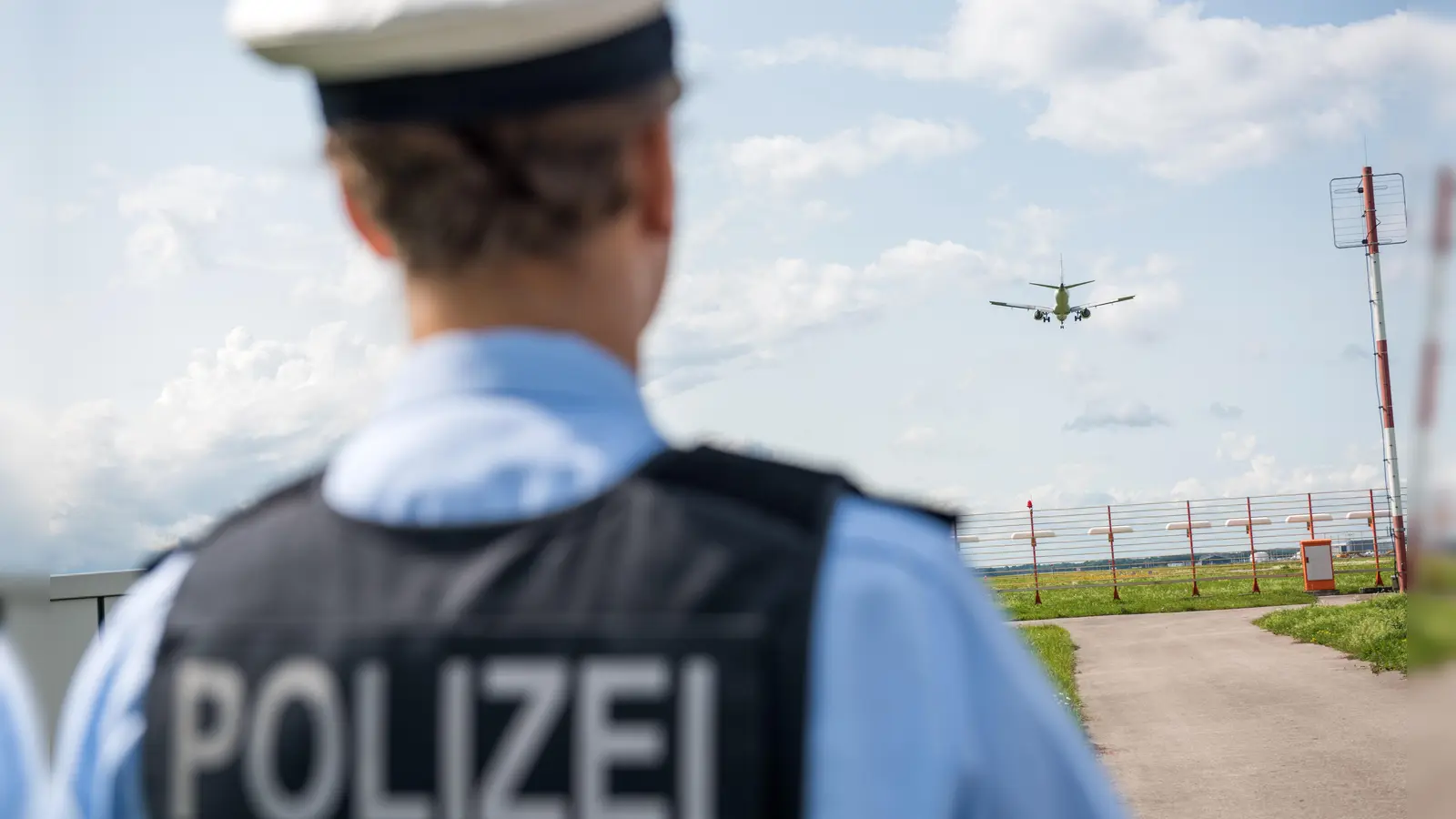 Bundespolizisten überprüfen auch die nötigen Impfnachweise bei der Einreise; auch bei Flügen mit Privatjets.<br>  (Foto: Bundespolizei/Alexandra Stolze)