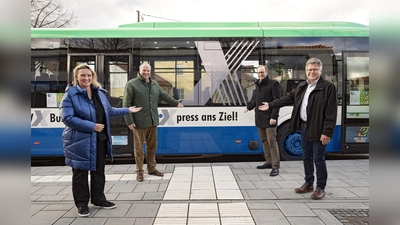 Bayerns Verkehrsministerin Kerstin Schreyer, Münchner Landrat Christoph Göbel, MVV-Geschäftsführer Dr. Bernd Rosenbusch und Putzbrunns Bürgermeister Edwin Klostermeier (v.l.) freuen sich über die neuen Direktbus-Verbindungen. (Foto: Jürgen Sauer)