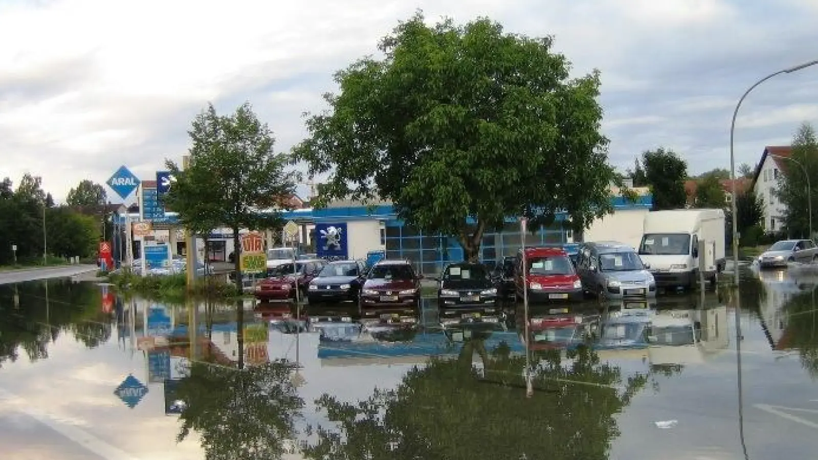 2005 war die Tankstelle in der Schwabenau-Siedlung stark vom Hochwasser betroffen. (Foto: WWA München)