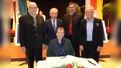 Trugen sich ins Goldene Buch des Landkreises Erding ein: die neuen Ehrenringträger Jakob Schwimmer, Rudolf Ways, Laudator Landrat Martin Bayerstorfer, Josef Biller (v.l.), vorn Barbara Hackl. (Foto: LRA)
