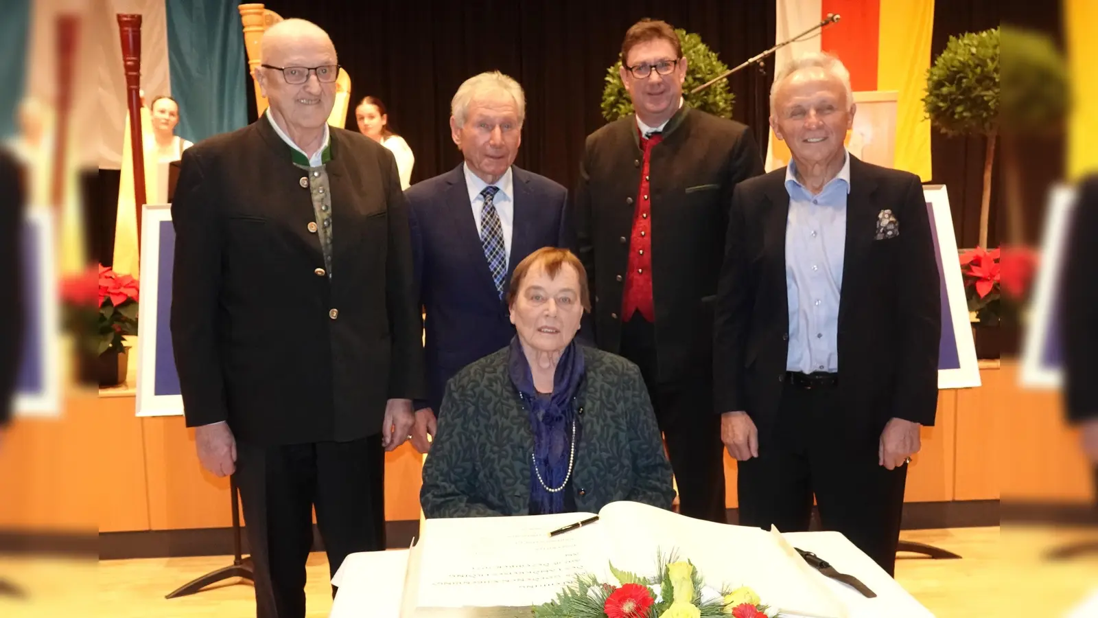 Trugen sich ins Goldene Buch des Landkreises Erding ein: die neuen Ehrenringträger Jakob Schwimmer, Rudolf Ways, Laudator Landrat Martin Bayerstorfer, Josef Biller (v.l.), vorn Barbara Hackl. (Foto: LRA)