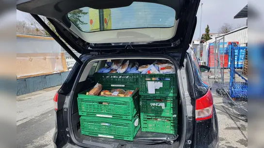 Die Lebensmittelretter fahren mit privaten Fahrzeugen zu kooperierenden Betrieben und sammeln noch genießbare Lebensmittel, um sie weiter zu verteilen.  (Foto: foodsharing Erding)