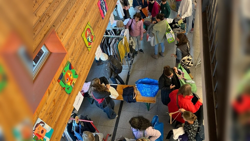 Die vierte Kleidertauschparty des Netzwerks „Erding der Zukunft“ lockte rund 500 Besucherinnen und Besucher in die Mädchenrealschule Heilig Blut.  (Foto: Erding der Zukunft)