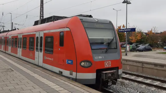 Die S-Bahn von Erding nach München ist nur eingleisig, mit einem eher mäßigen Takt, und daher für größere Pendlerströme nur bedingt geeignet. (Foto: Stefan Dohl)