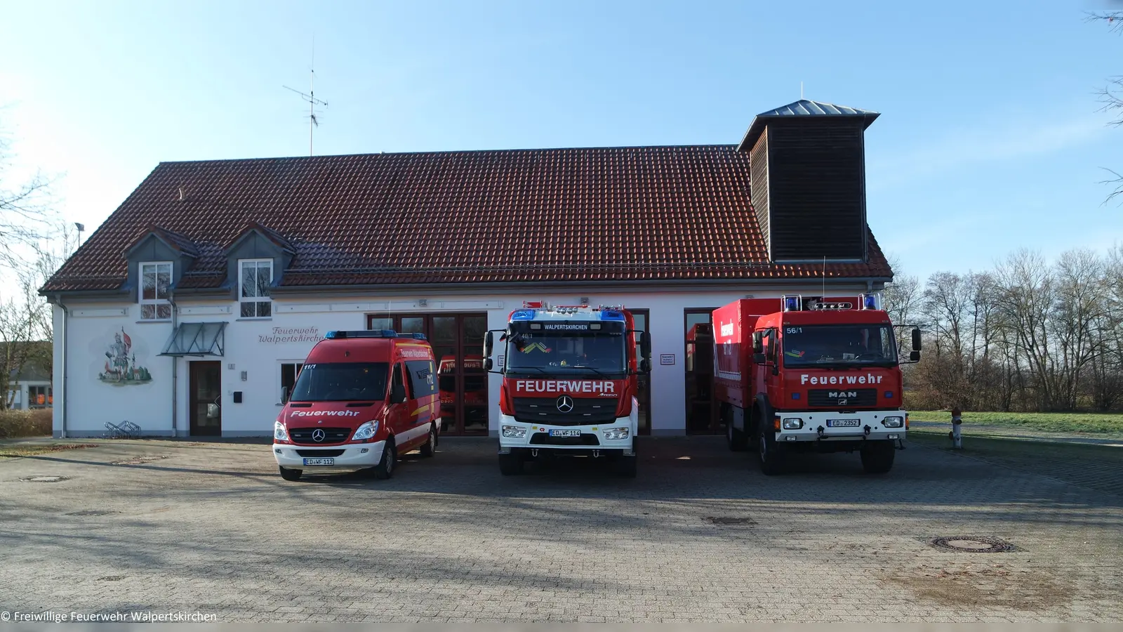 Der Fuhrpark der FW Walpertskirchen mit dem neuen HLF 20 in der Mitte. (Foto: FW Walpertskirchen)
