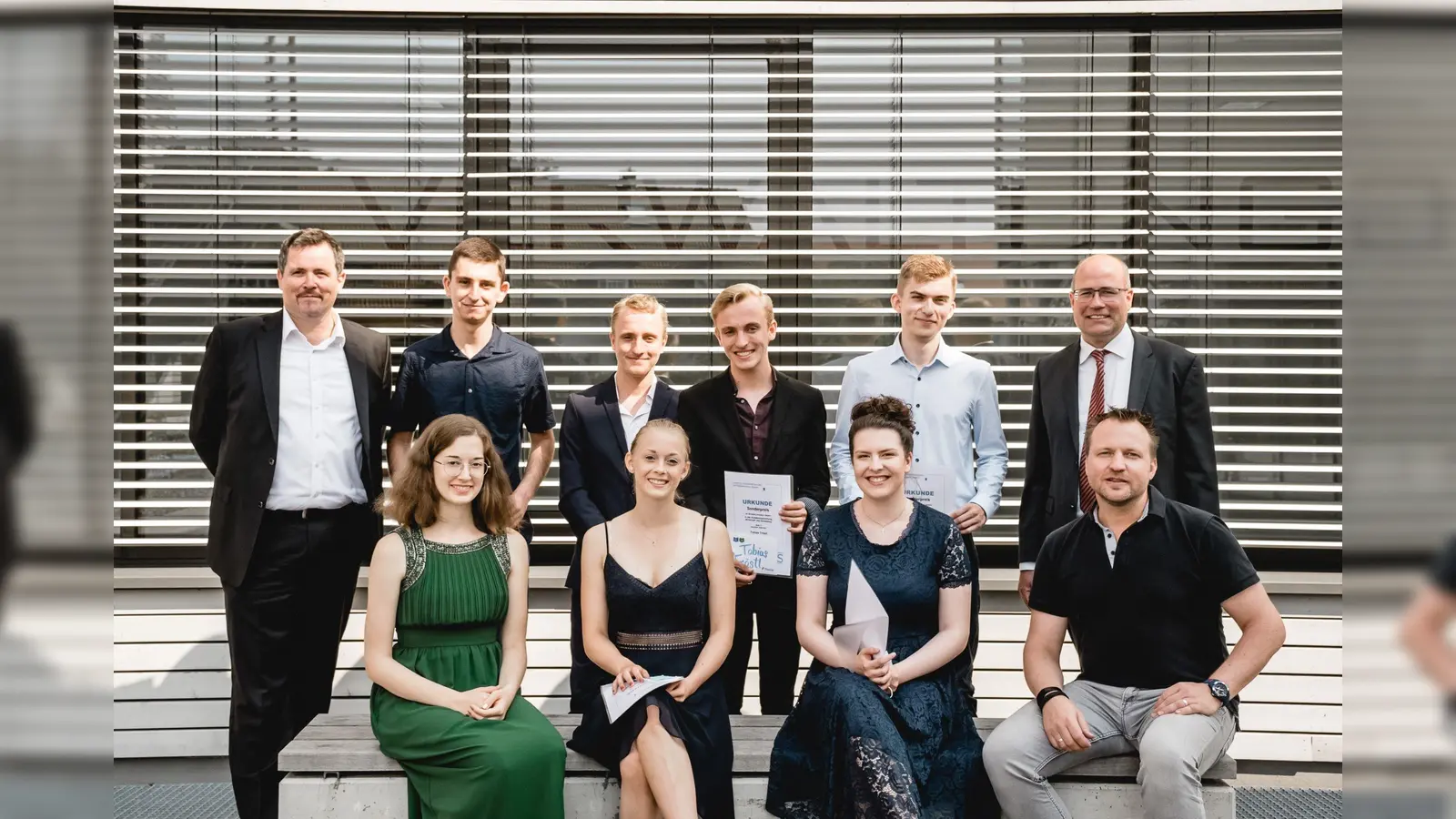 Sieben Mal die Traumnote 1,0: Schulleiter Jens Baumgärtel (hinten r.) und die Vertreter des Elternbeirates Thomas Kiesewetter (hinten l.) und Markus Reimer (vorne r.) freuen sich mit Amel Alijagic, Tobias Tröstl, Christian Tröstl, Martin Lippacher (stehend), Nina Aigner, Lena-Marie Englhart und Carina Zweckstätter (sitzend). (Foto: Katrin Dobler)