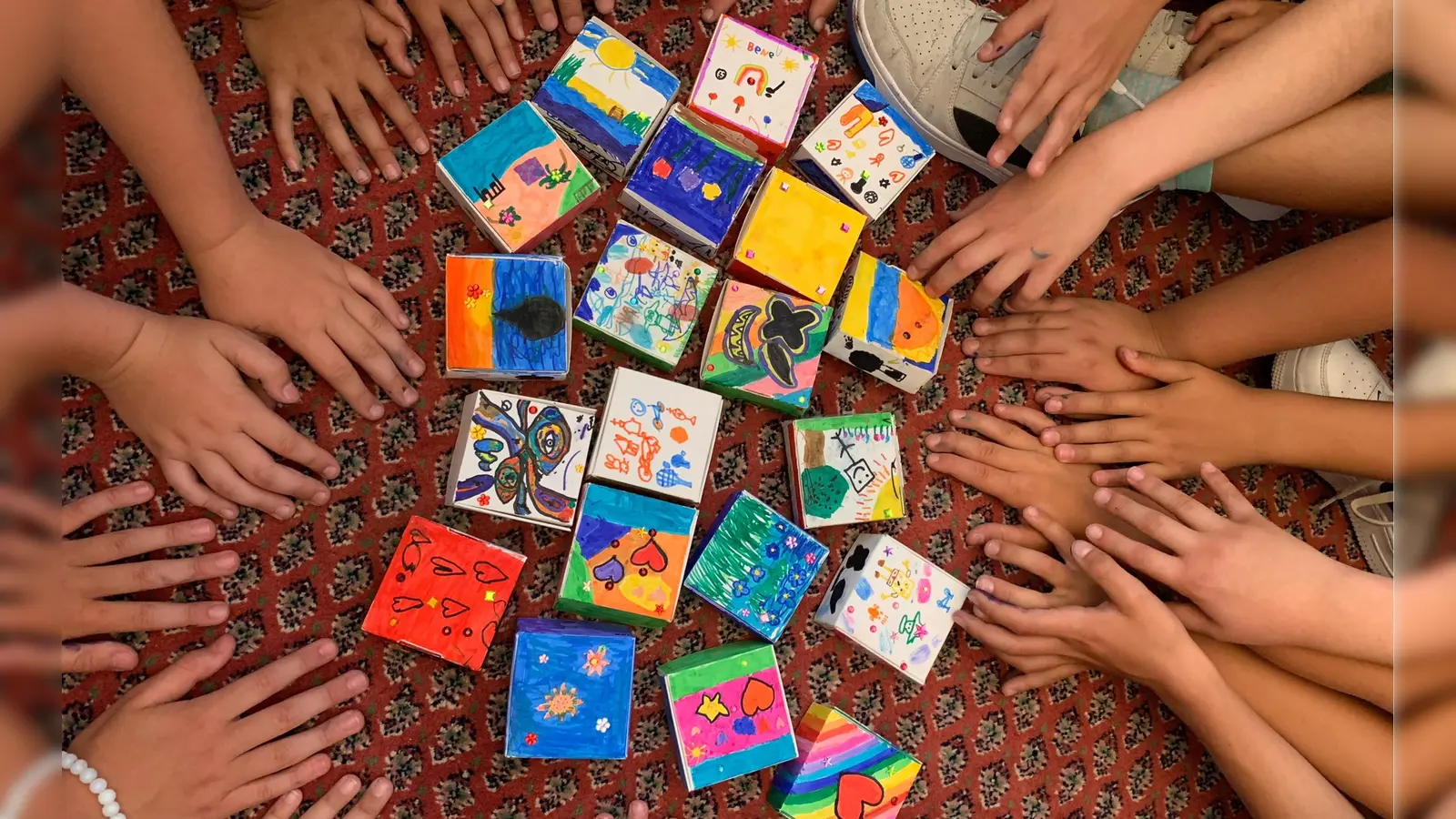 Die Kinder durften selbst kreativ werden - und kleine Schmuckschatullen bemalen. (Foto: Heike Schmidt-Kronseder)