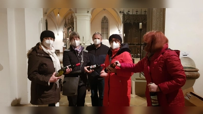 Kirchenpflegerin Claudia John (rechts) und PGR-Vorsitzende Ursula Betz (2. v. r.) überreichten den Münsterwein. (Foto: Markus John)