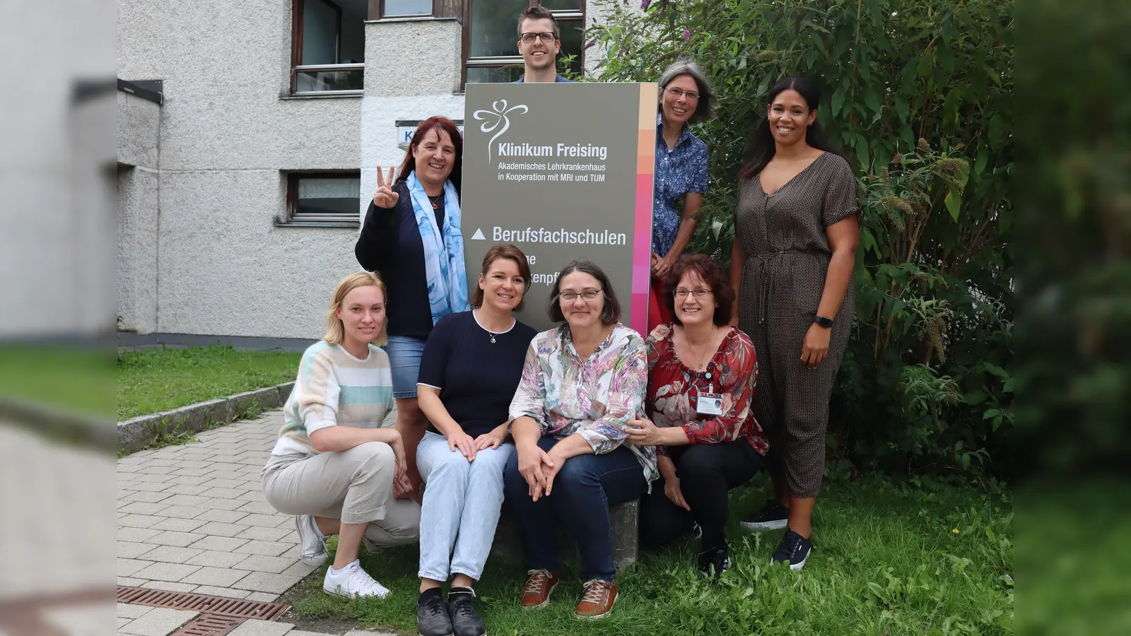 Das Lehrerteam der Berufsfachschulen für Pflege und Krankenpflegehilfe des Klinikums Freising mit Schulleiterin Eva Gall (Mitte, li.).  (Foto: Klinikum Freising)
