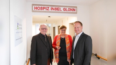 Caritas-Vorständin Gabriele Stark-Angermeier mit Landrat Robert Niedergesäß (r.) und Heimleiter Hubert Radan. (Foto: C. Siegert/Landratsamt Ebersberg)