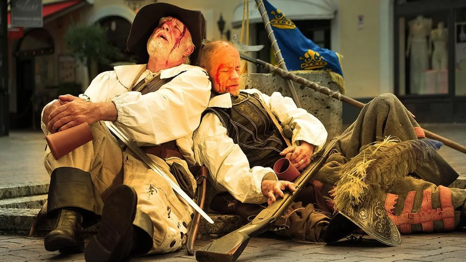 Erschöpfte Schwedische Kämpfer: Jörg Schnell und Oliver Scheufler im Hl-Geist Hof. Passanten sollten sich vorsehen! (Foto: VSG Altenerding)