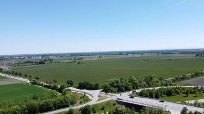 Die Senderwiese in Hallbergmoos soll möglicherweise zum Standort für einen Drohenfabrik werden. (Foto: bro)