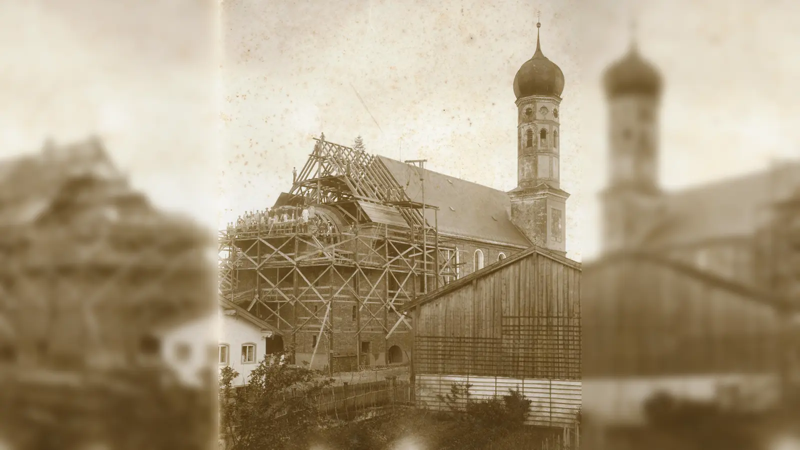 Die Grafinger Pfarrkirche Sankt Ägidius während und nach Abschluss ihrer Verlängerung 1902. (Foto: Archiv der Stadt Grafing)