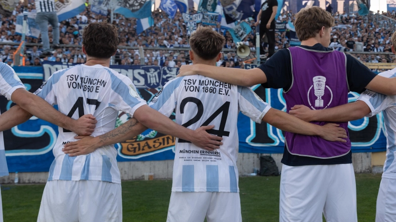 Eine Einheit: Mannschaft und Fans des TSV 1860 München. (Foto: Anne Wild)