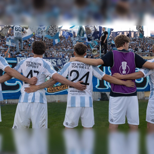 Eine Einheit: Mannschaft und Fans des TSV 1860 München. (Foto: Anne Wild)
